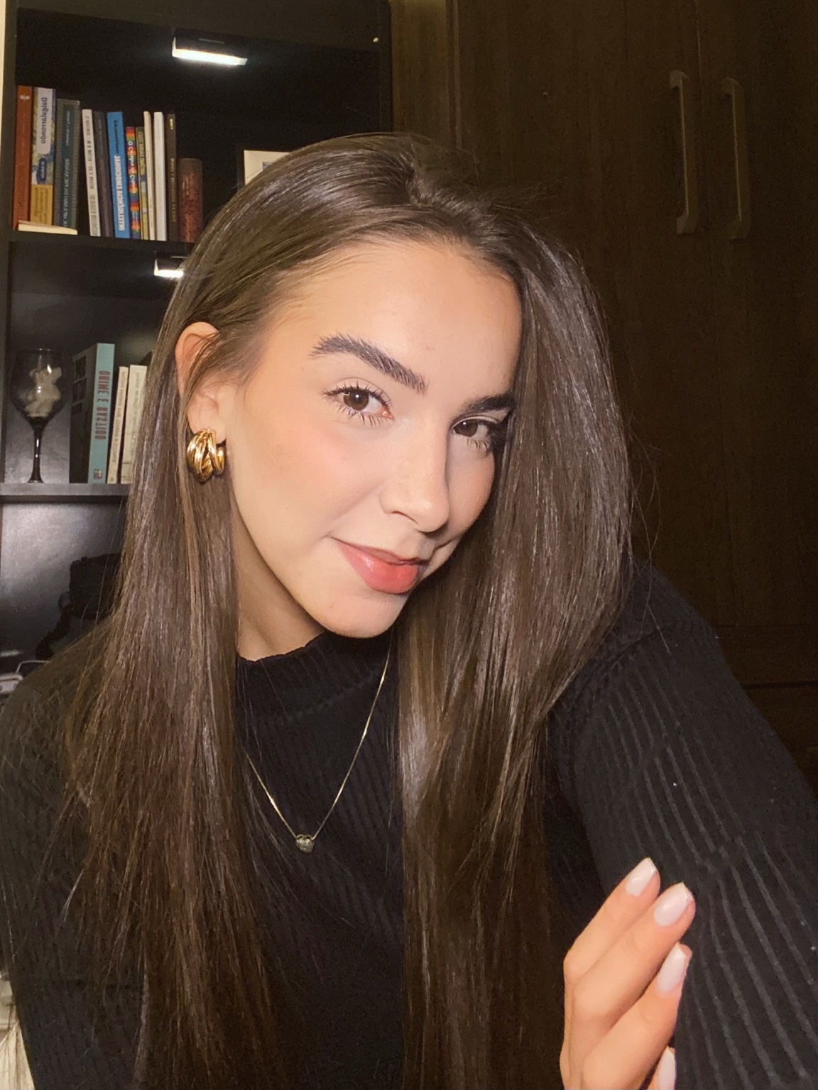 Larissa Pomini olhando para a câmera